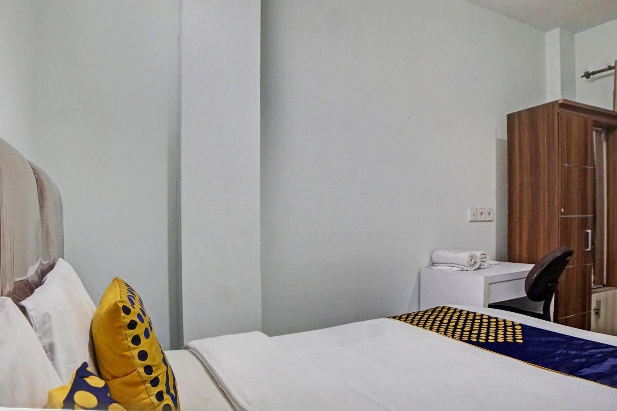 Spot On 92822 Finest House Near Amplas Bus Terminal Medan Exterior photo