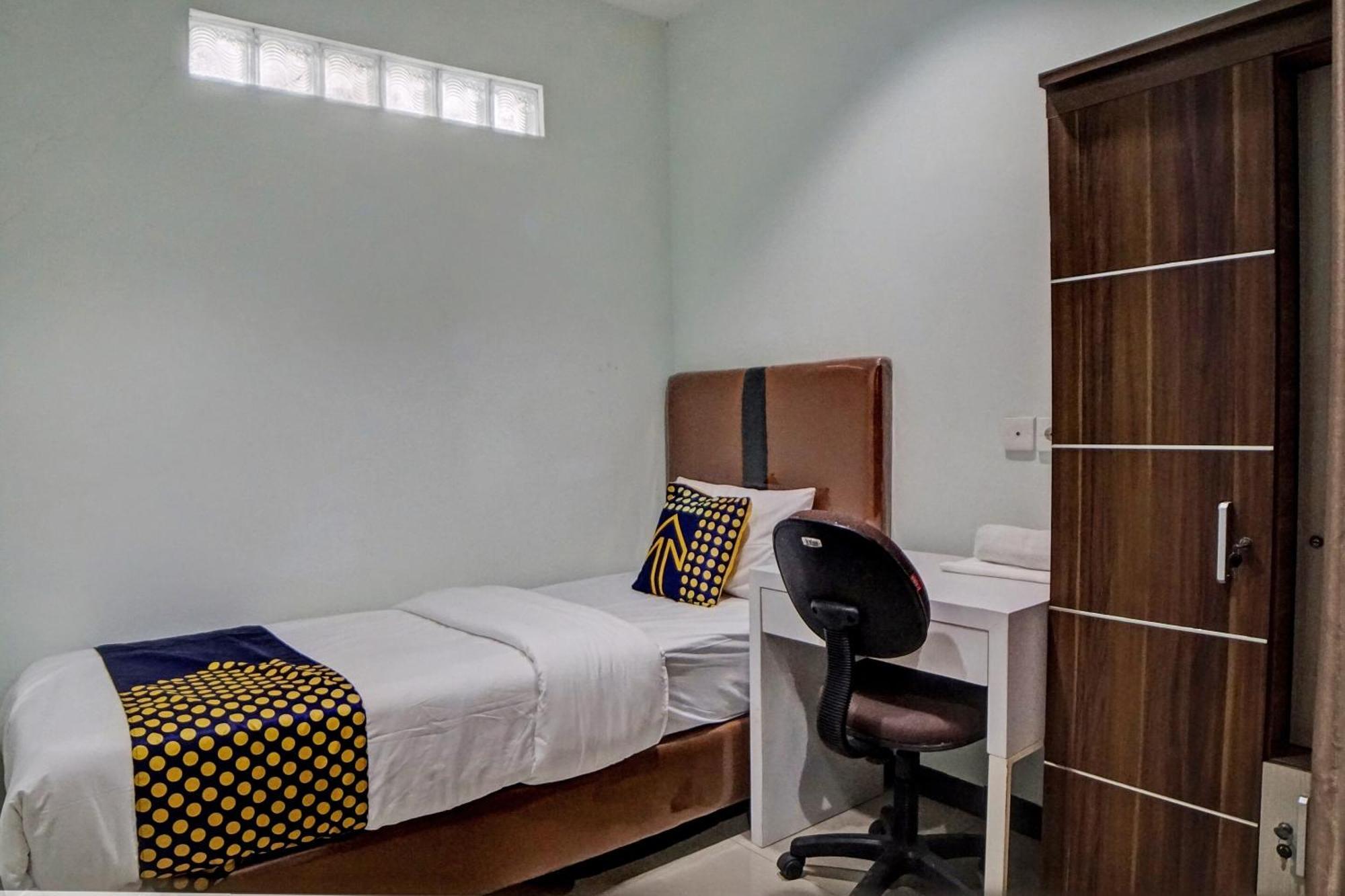 Spot On 92822 Finest House Near Amplas Bus Terminal Medan Exterior photo