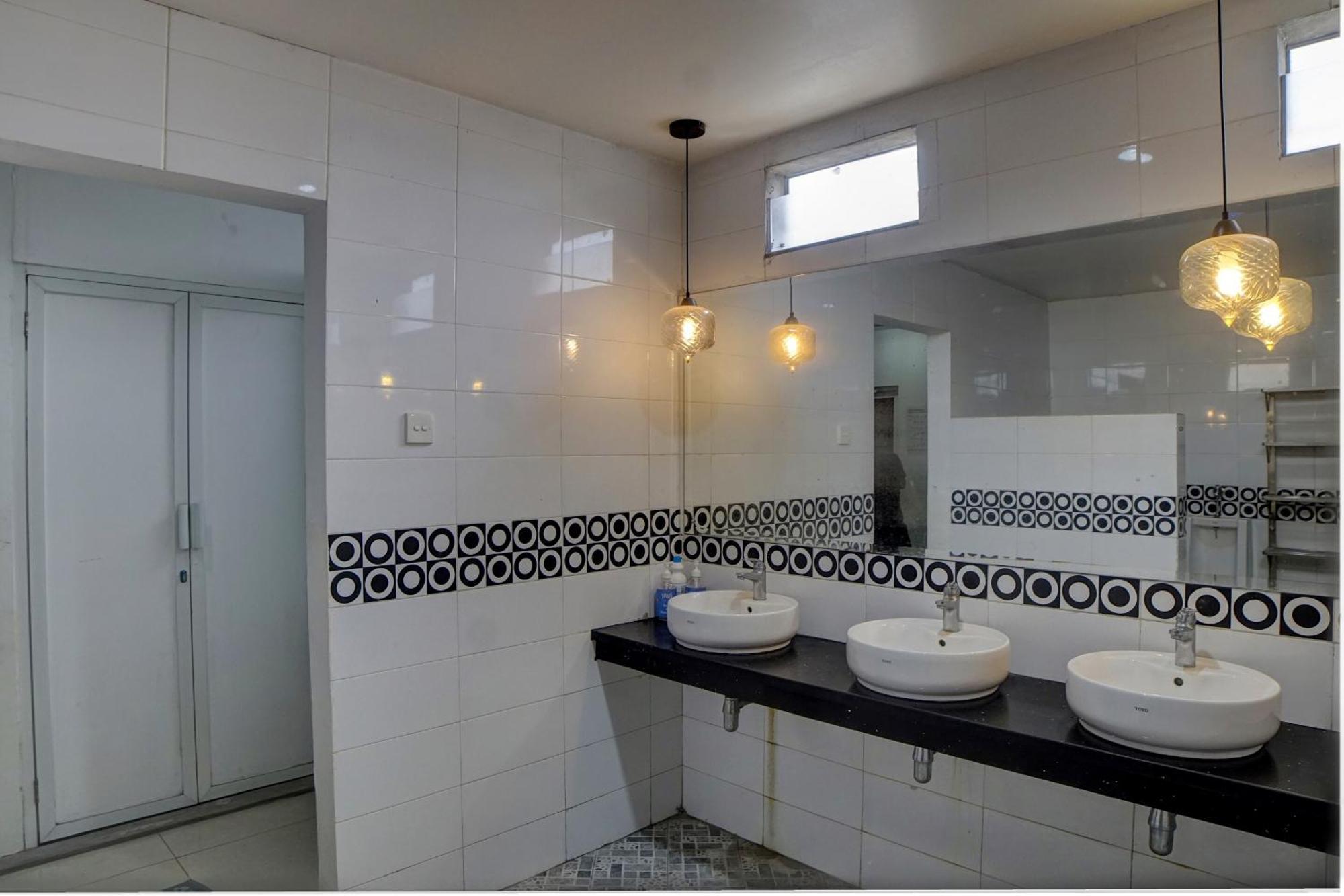 Spot On 92822 Finest House Near Amplas Bus Terminal Medan Exterior photo