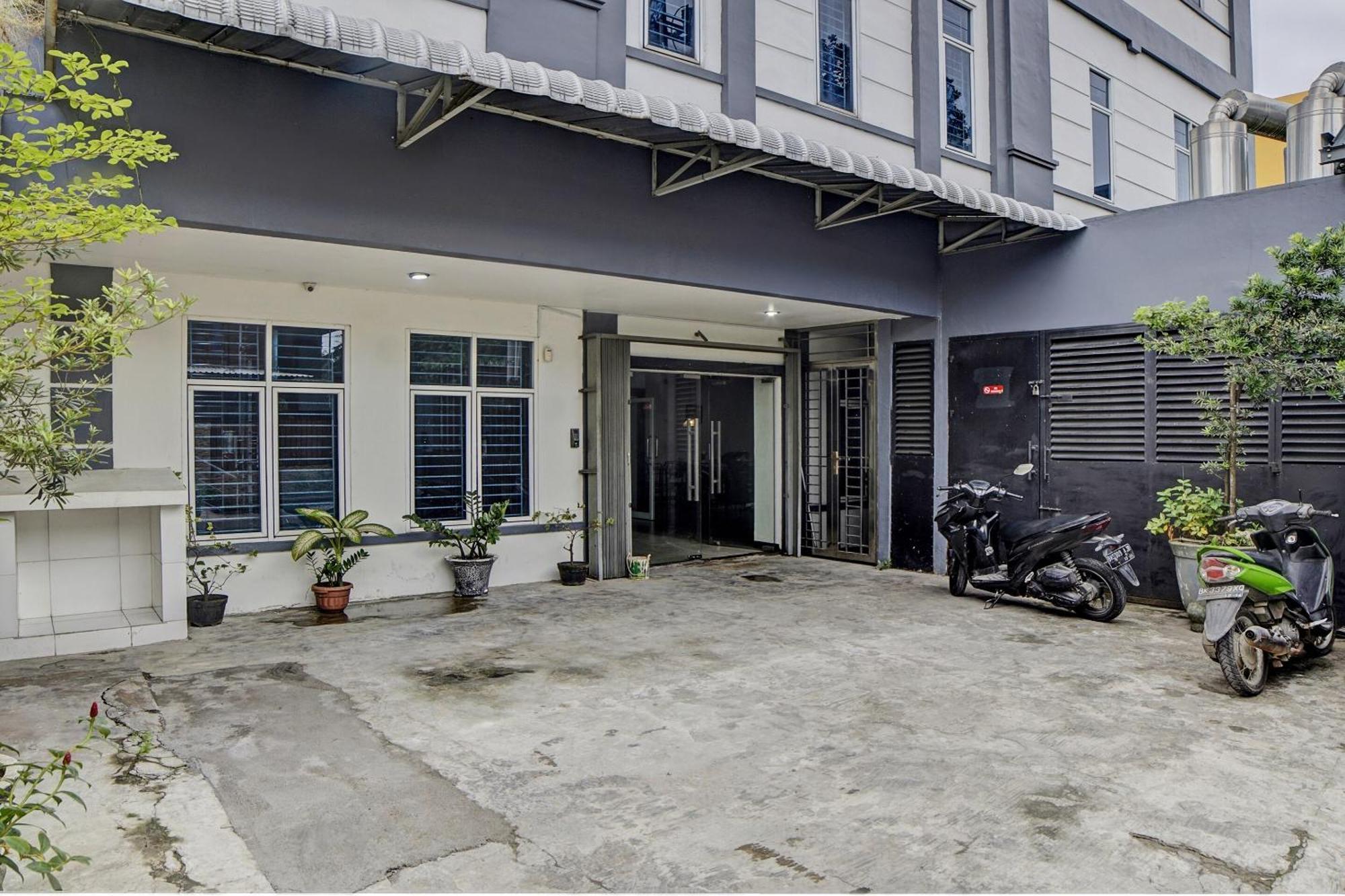 Spot On 92822 Finest House Near Amplas Bus Terminal Medan Exterior photo