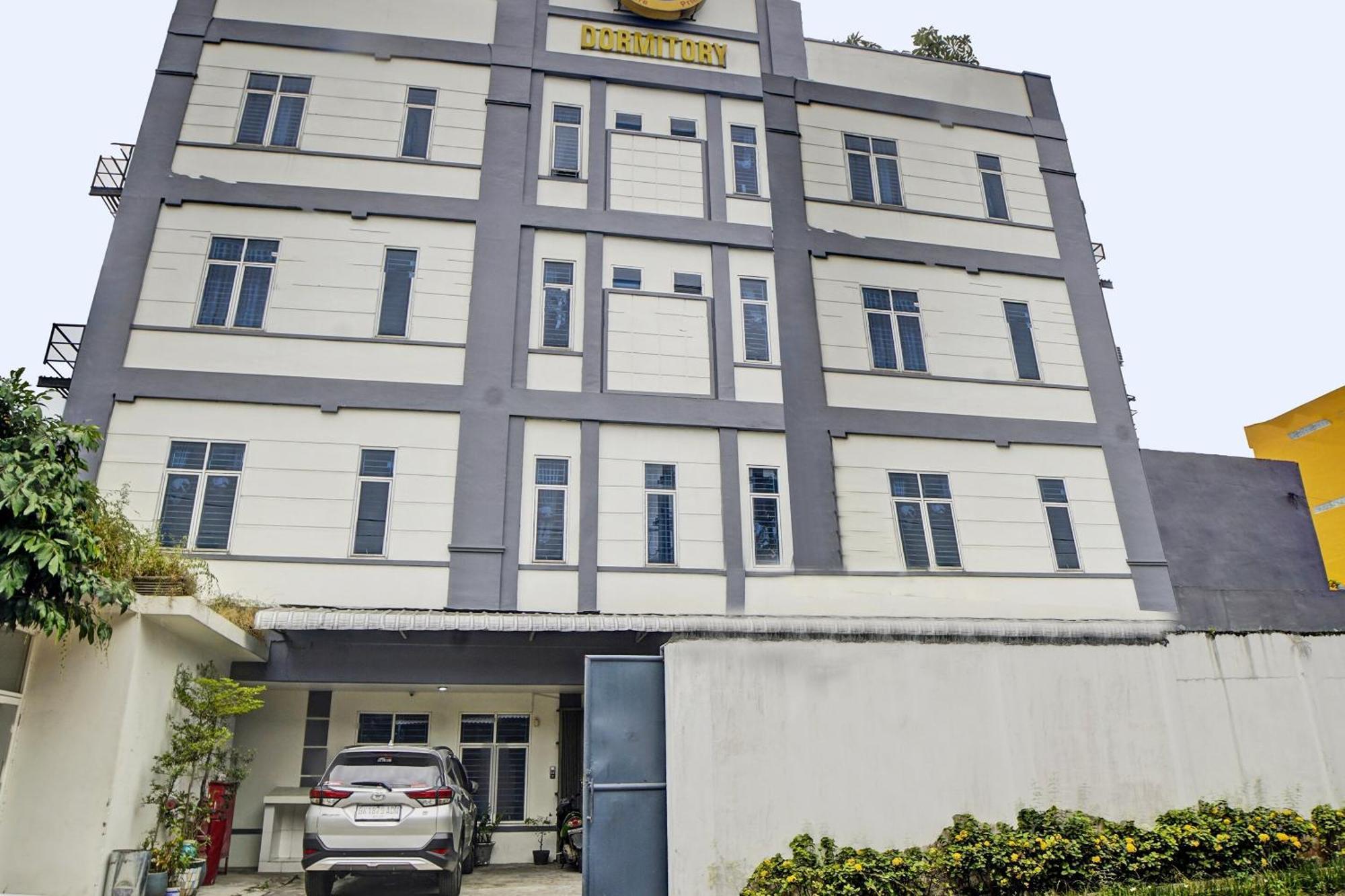 Spot On 92822 Finest House Near Amplas Bus Terminal Medan Exterior photo