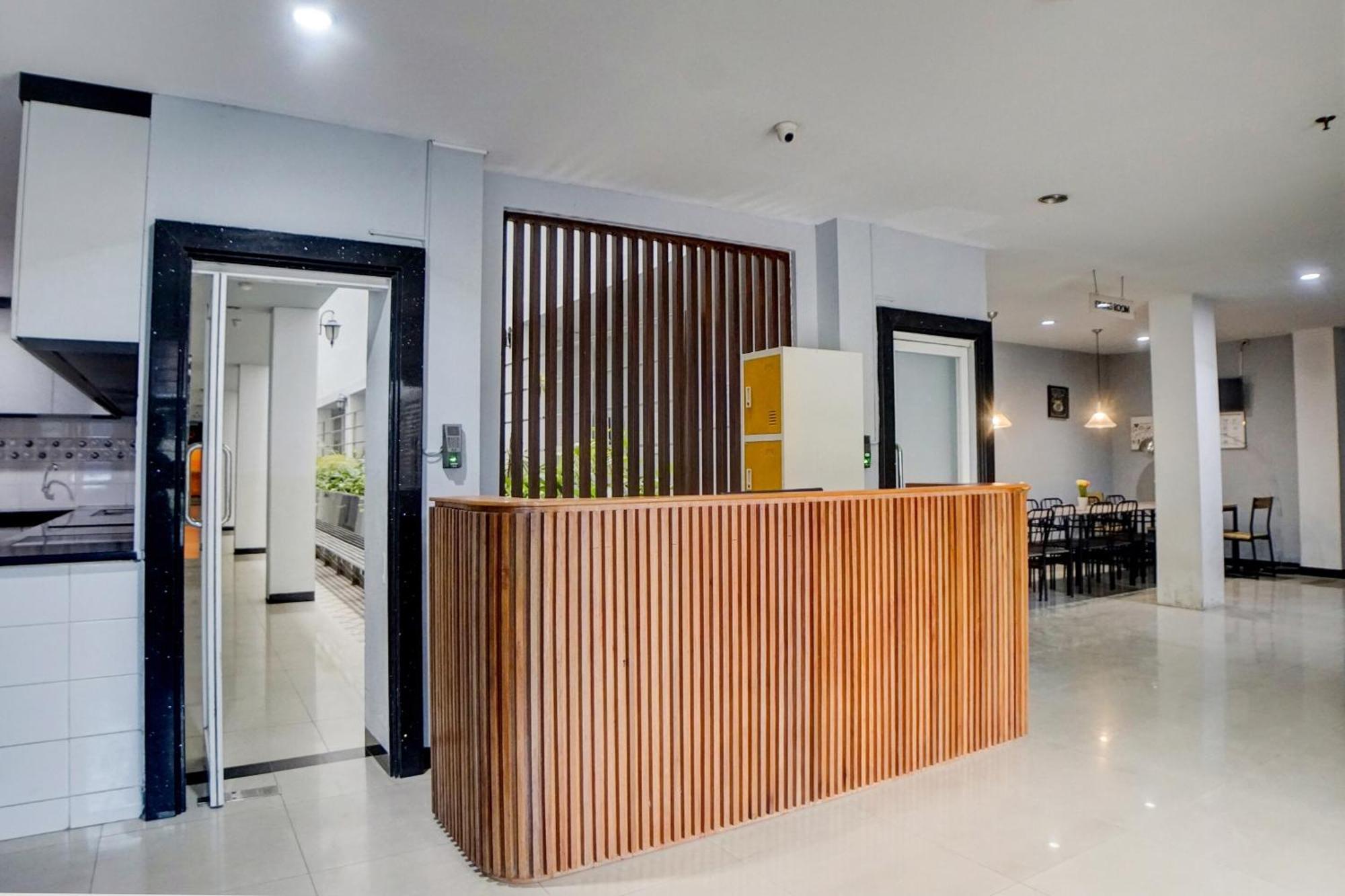 Spot On 92822 Finest House Near Amplas Bus Terminal Medan Exterior photo
