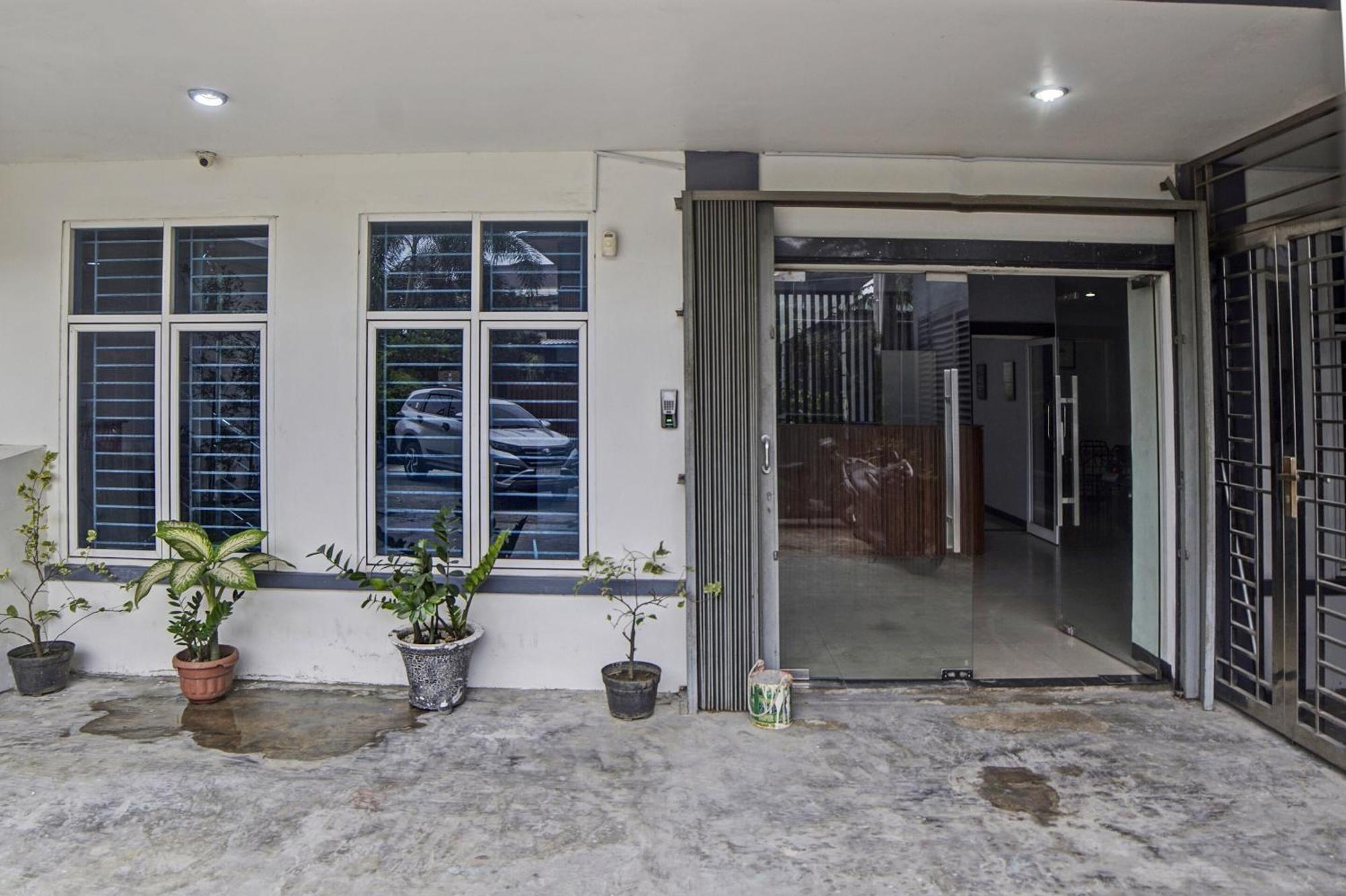 Spot On 92822 Finest House Near Amplas Bus Terminal Medan Exterior photo
