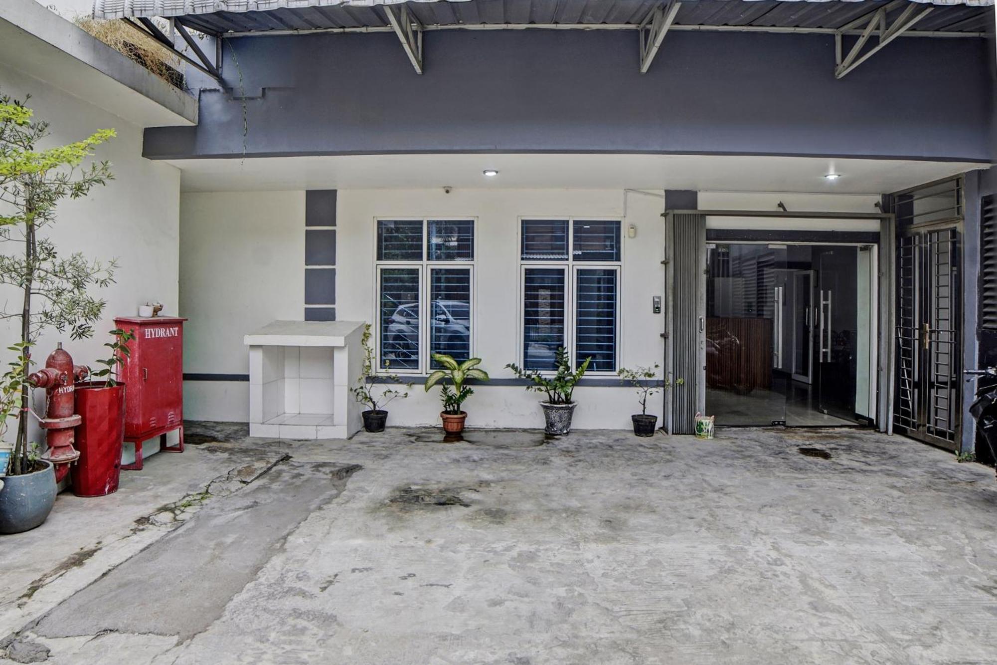 Spot On 92822 Finest House Near Amplas Bus Terminal Medan Exterior photo