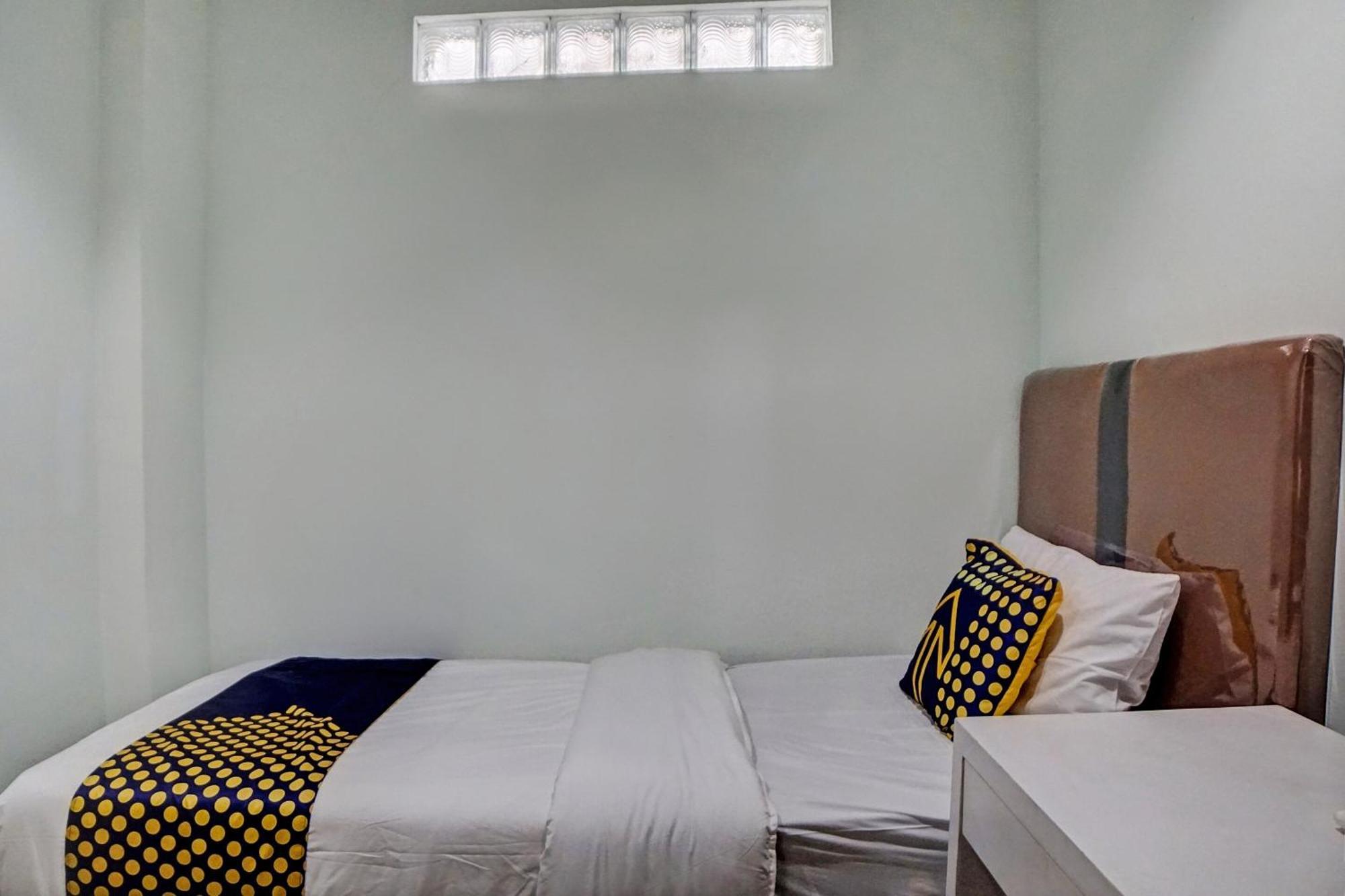 Spot On 92822 Finest House Near Amplas Bus Terminal Medan Exterior photo